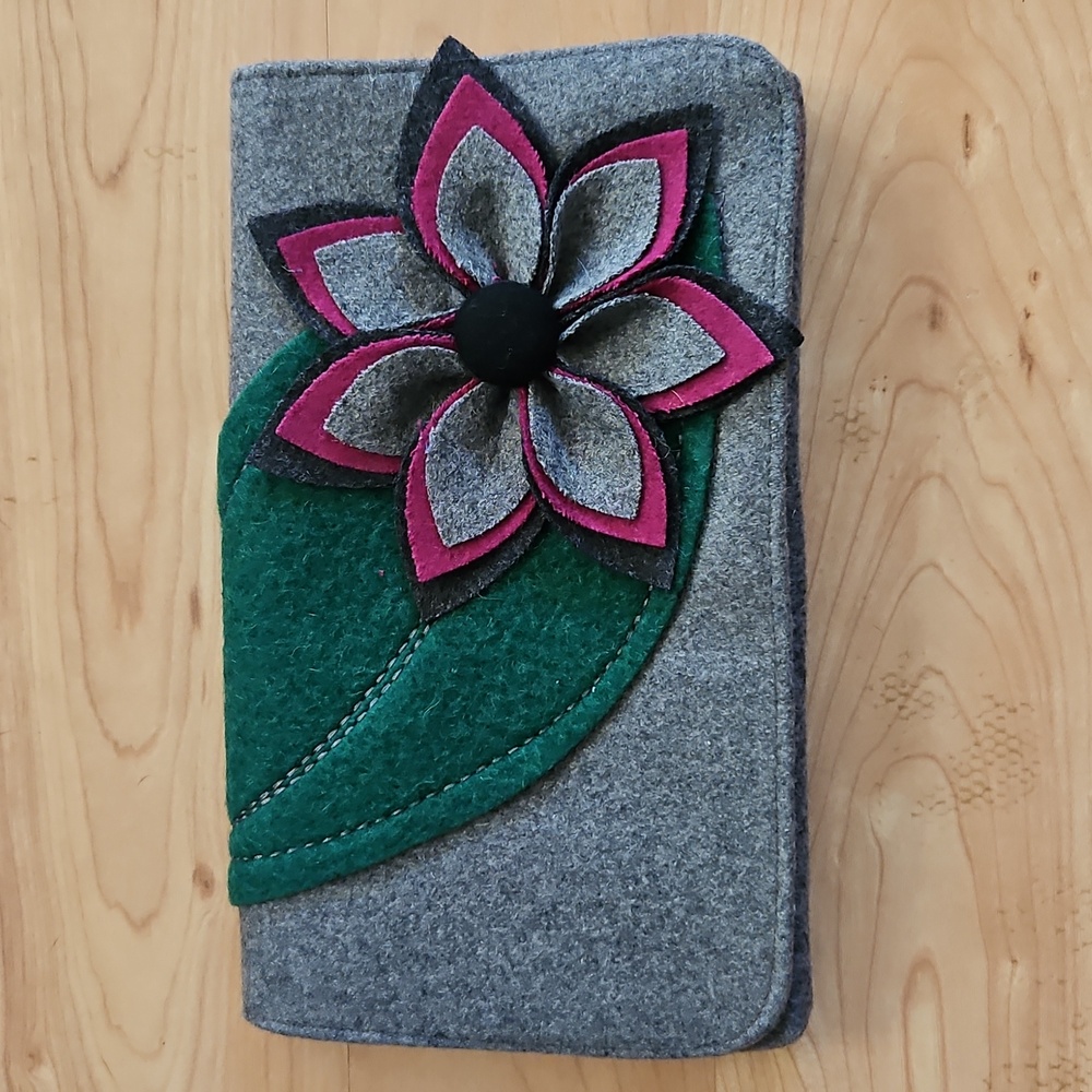 NWT SHIRALEAH Gray Felt Clutch with Applique Flower Design.